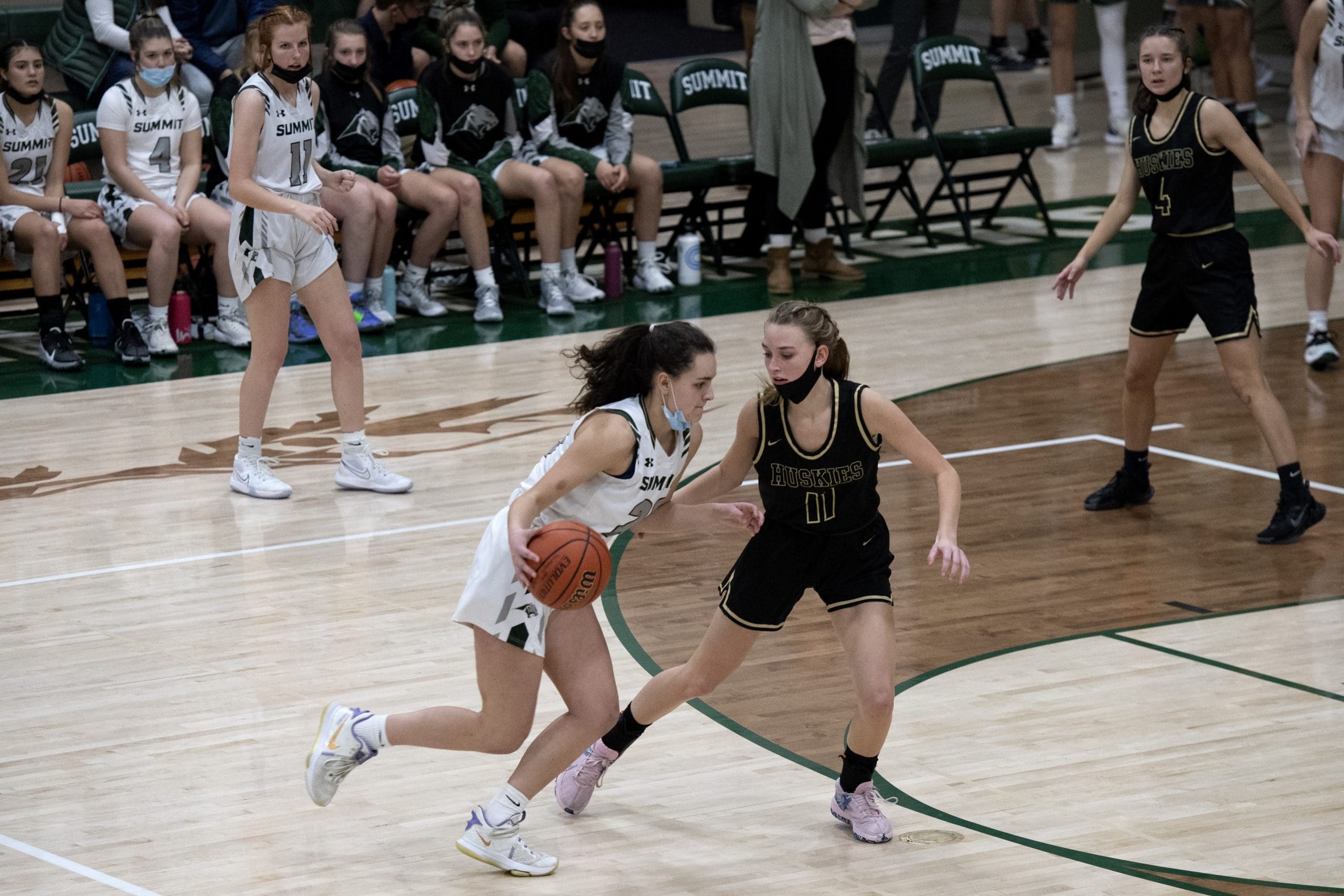 Summit girls basketball extends winning streak in defensive battle